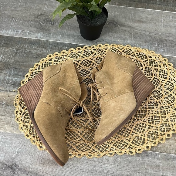 LUCKY Shylow Beige Wedge Zippered Ankle Boot Size 7 - Picture 2 of 13